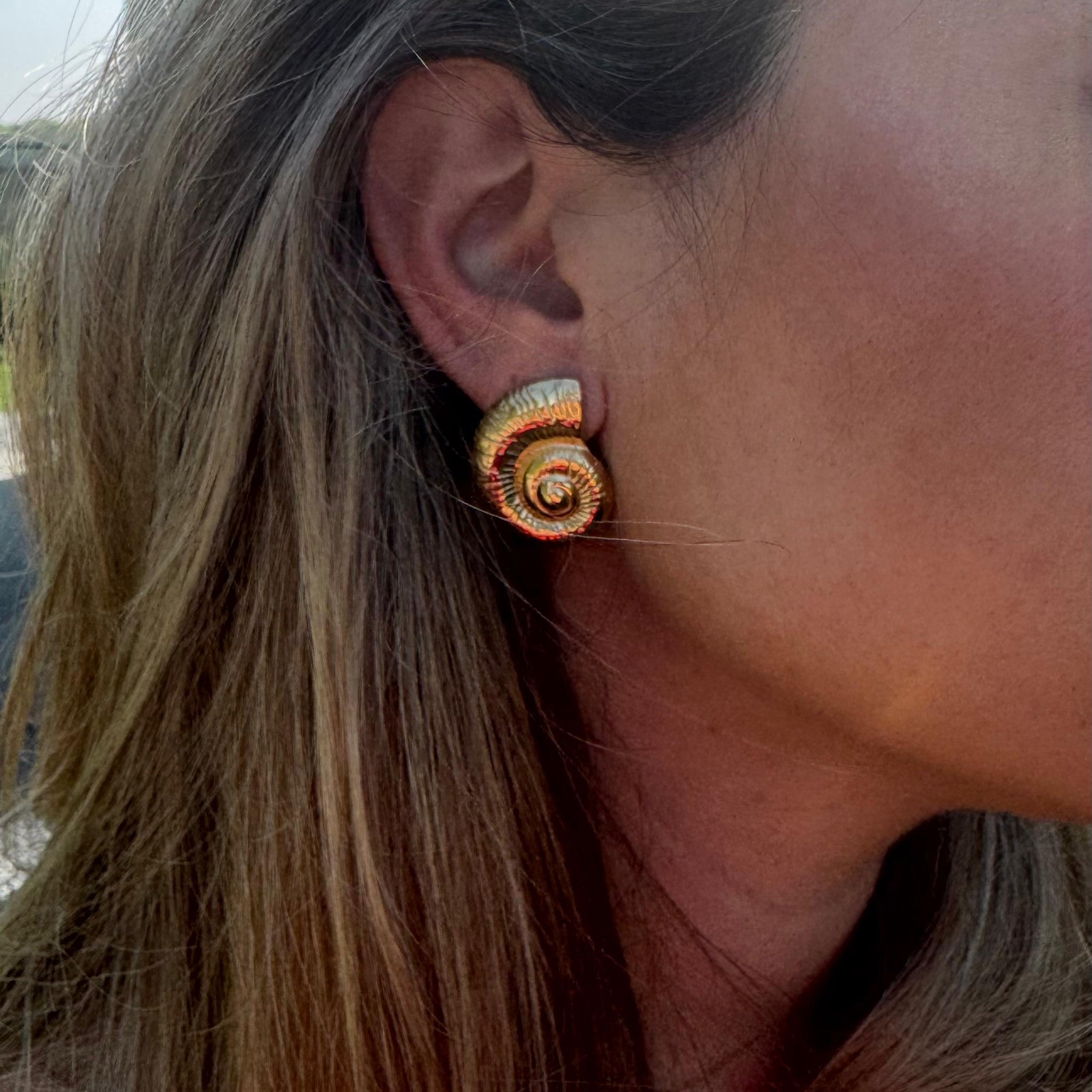 Earring golden shell