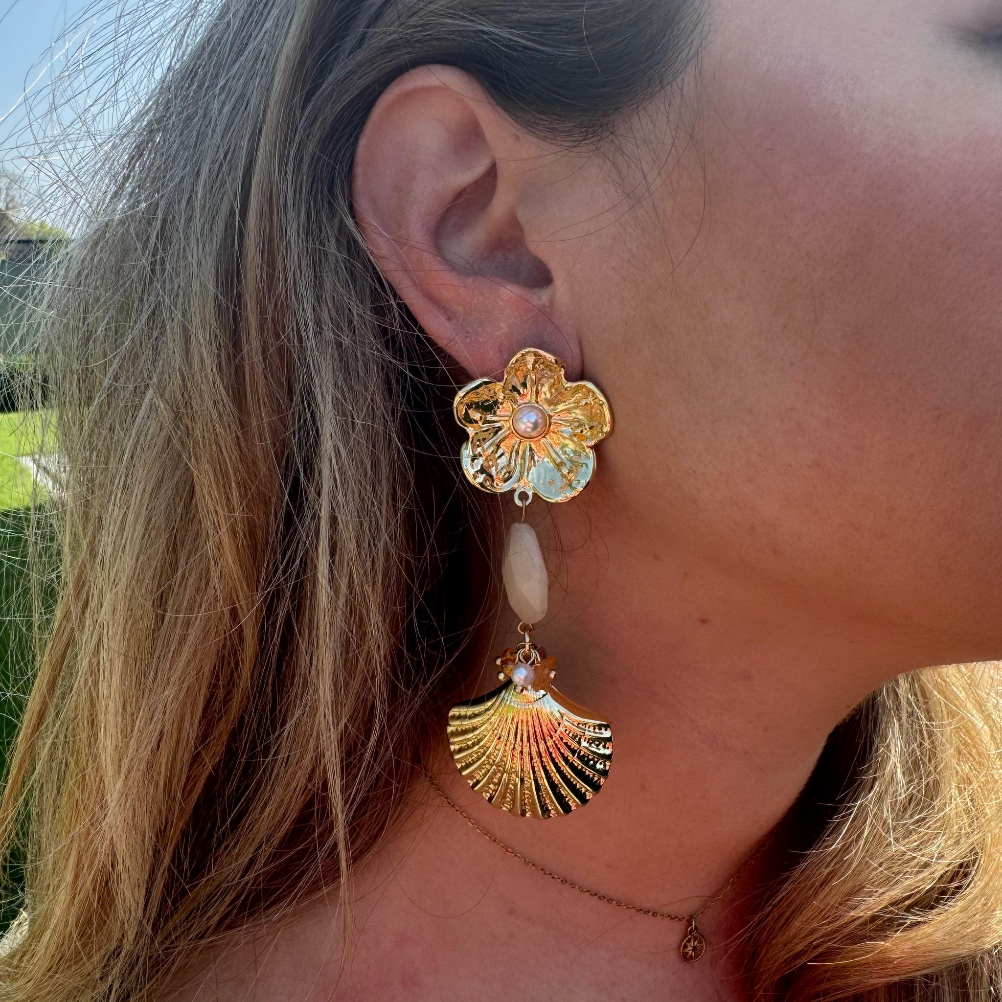 Long earring flower and shell