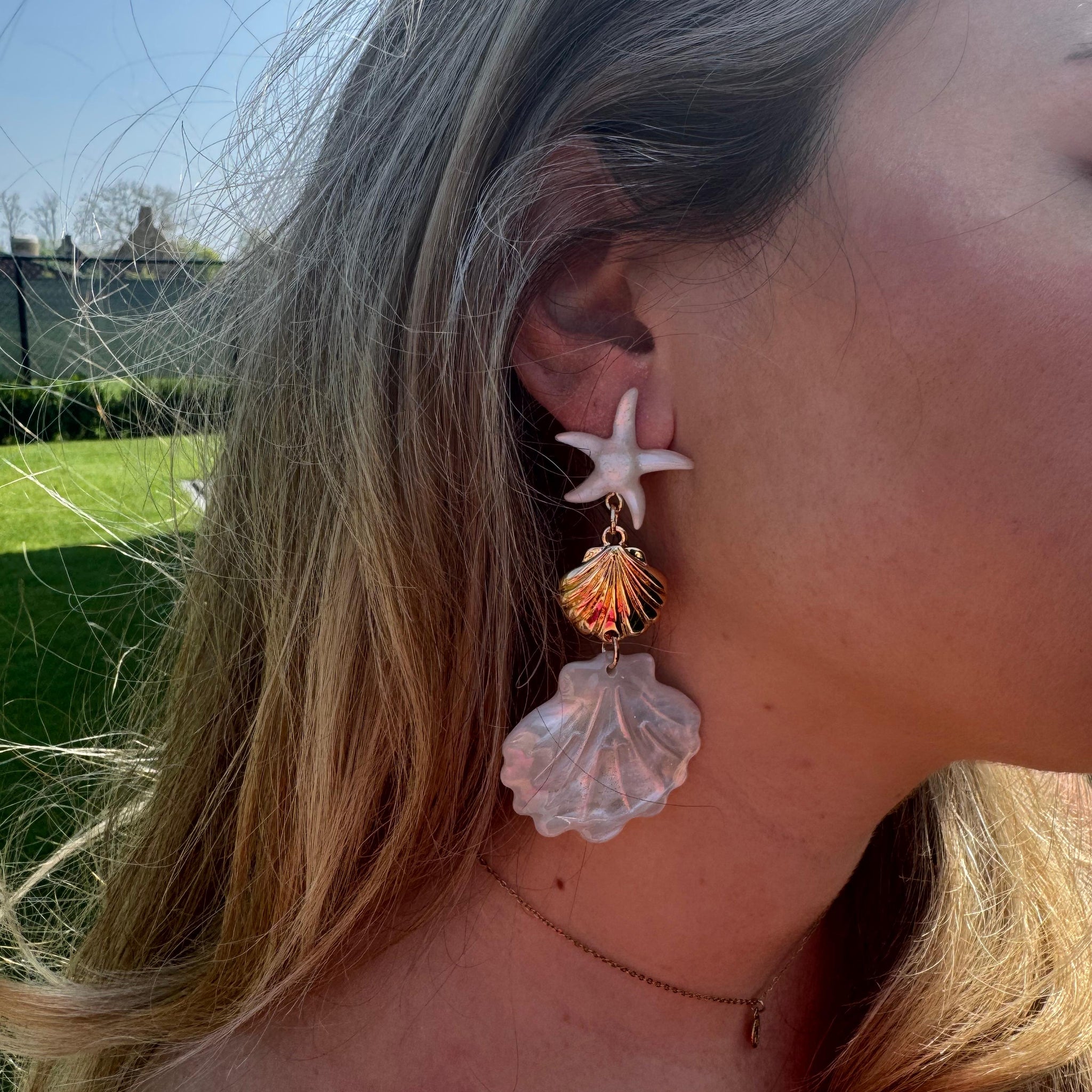 Long earring starfish and shell
