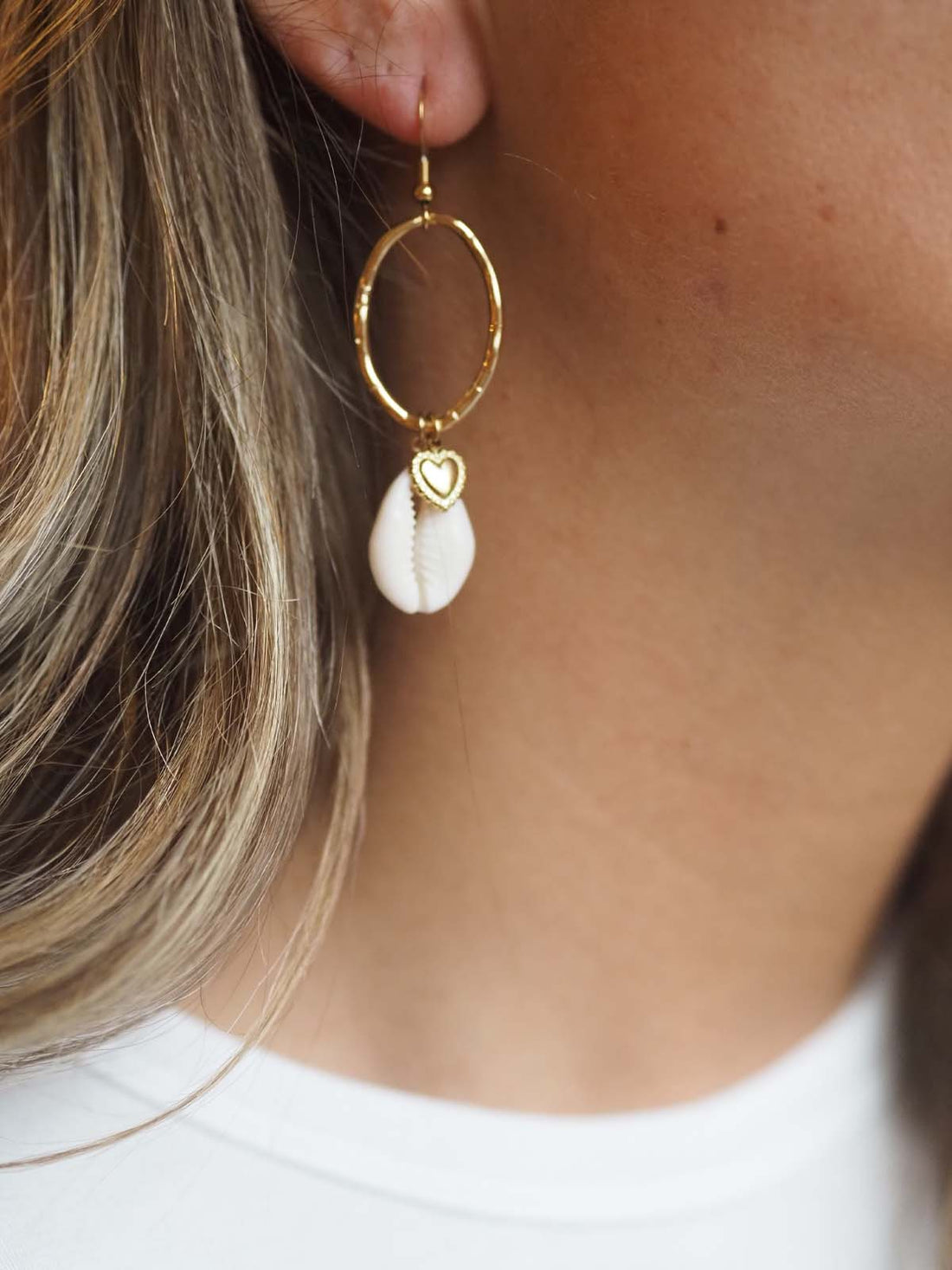 Earrings with shell